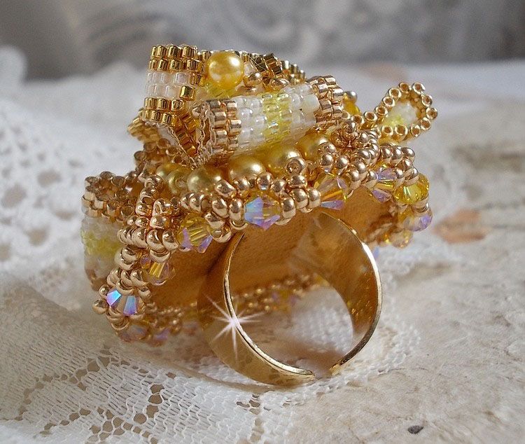 Sunflower Gold Haute-Couture ring broderet med 24 karat guldbelagte frøperler og Swarovski-krystaller 