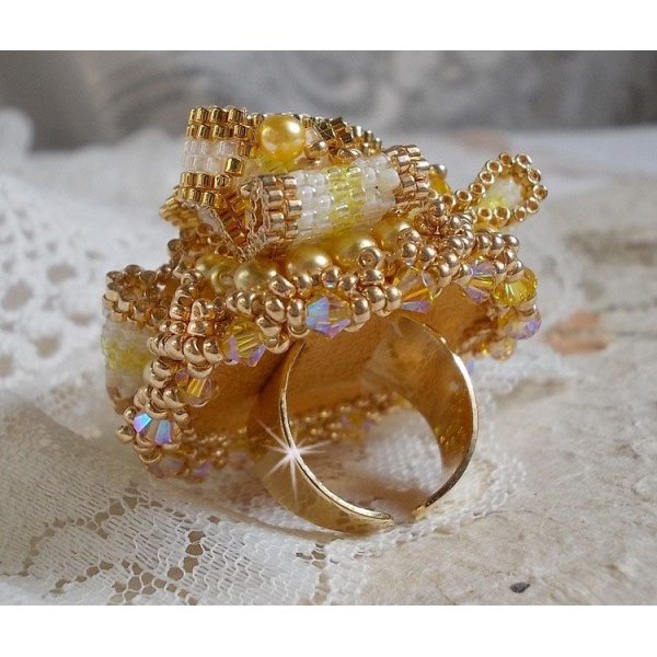 Sunflower Gold Haute-Couture ring broderet med 24 karat guldbelagte frøperler og Swarovski-krystaller 