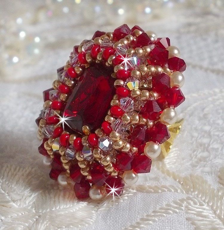 Ruby ring med en boheme krystal cabochon broderet i rubin stil