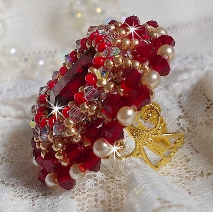 Ruby ring med en boheme krystal cabochon broderet i rubin stil