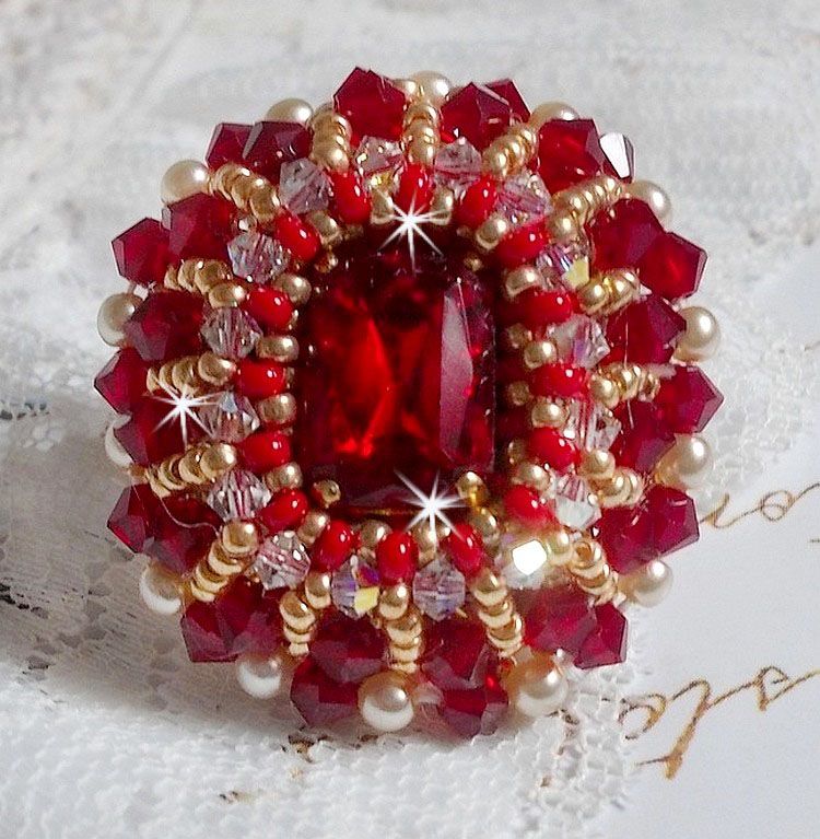 Ruby ring med en boheme krystal cabochon broderet i rubin stil