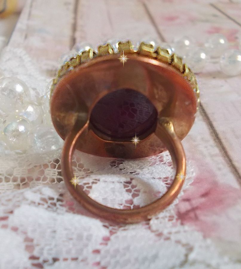 Chic Bourgogne ring skabt med PureCrystal krystaller, et blomsterformet stempel og en glascabochon.