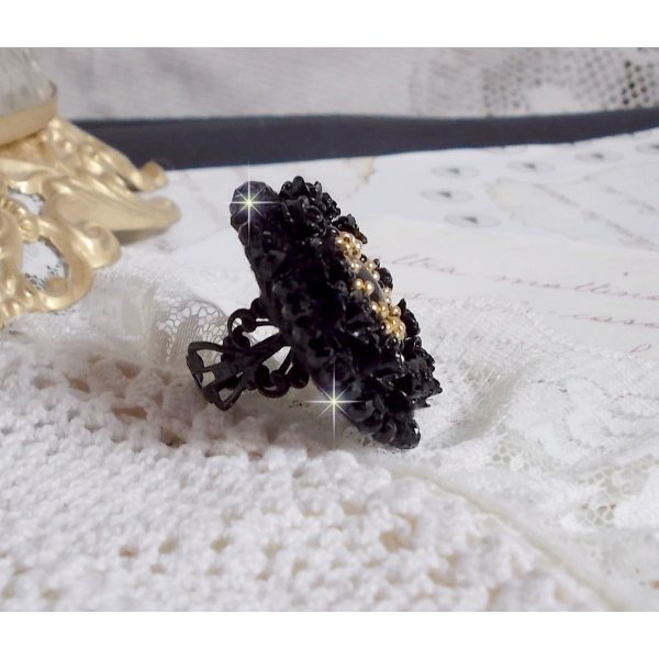 Kleopatra ring broderet med sort onyx, sorte harpiksroser og fr&oslash;perler