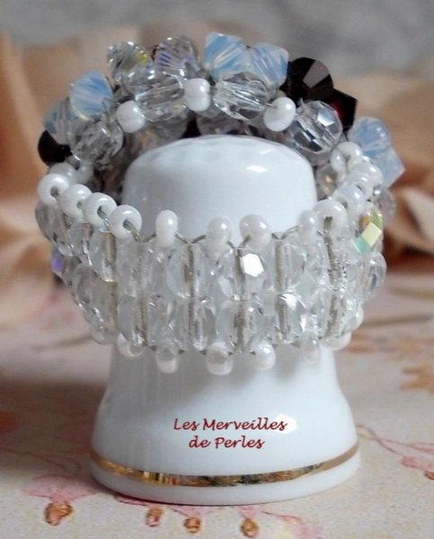 Granat og hvid ring med Swarovski krystalfacetter og spinnere