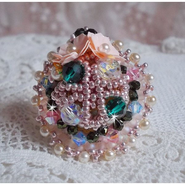 Bohemian ring broderet med Swarovski krystaller, facetter og Miyuki perler