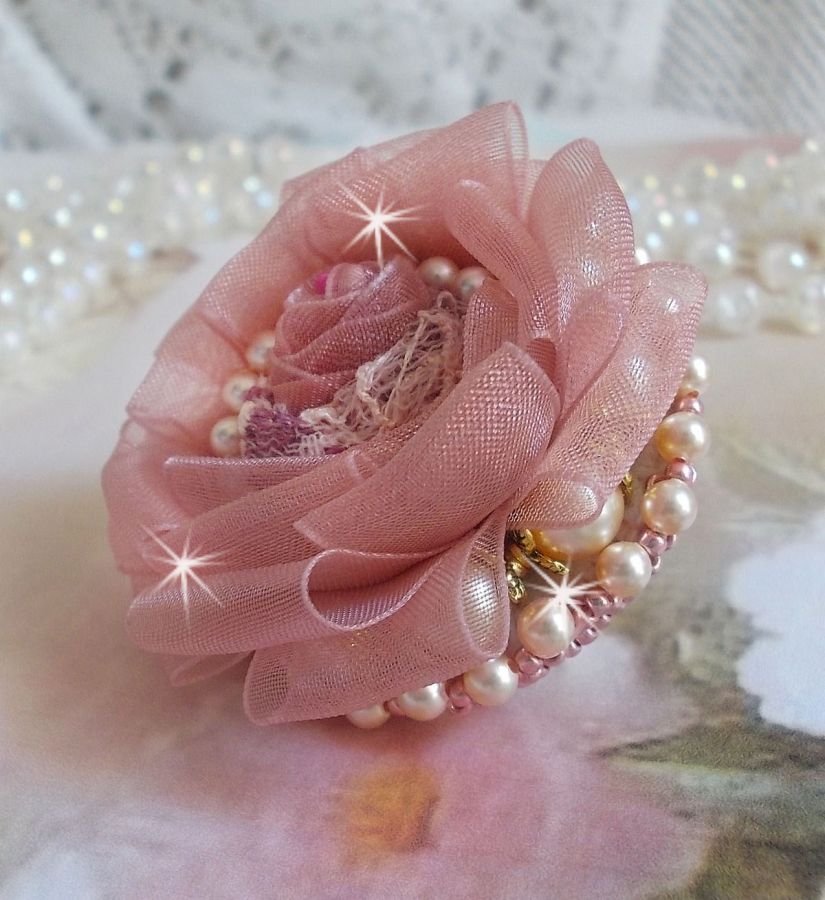 Douceur Poudrée Haute-Couture ring skabt med meget fine blonder, Old Rose Antique Organza bånd, Swarovski krystaller og Miyuki frøperler.