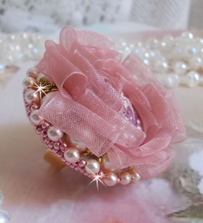 Douceur Poudrée Haute-Couture ring skabt med meget fine blonder, Old Rose Antique Organza bånd, Swarovski krystaller og Miyuki frøperler.