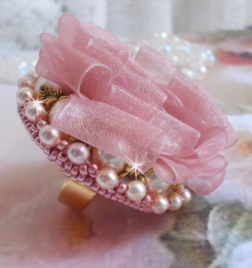 Douceur Poudrée Haute-Couture ring skabt med meget fine blonder, Old Rose Antique Organza bånd, Swarovski krystaller og Miyuki frøperler.