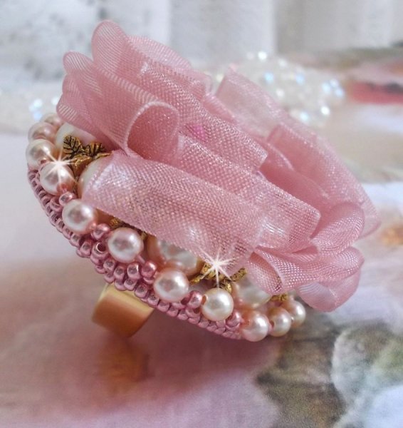 Douceur Poudr&eacute;e Haute-Couture ring skabt med meget fine blonder, Old Rose Antique Organza b&aring;nd, Swarovski krystaller og Miyuki fr&oslash;perler.