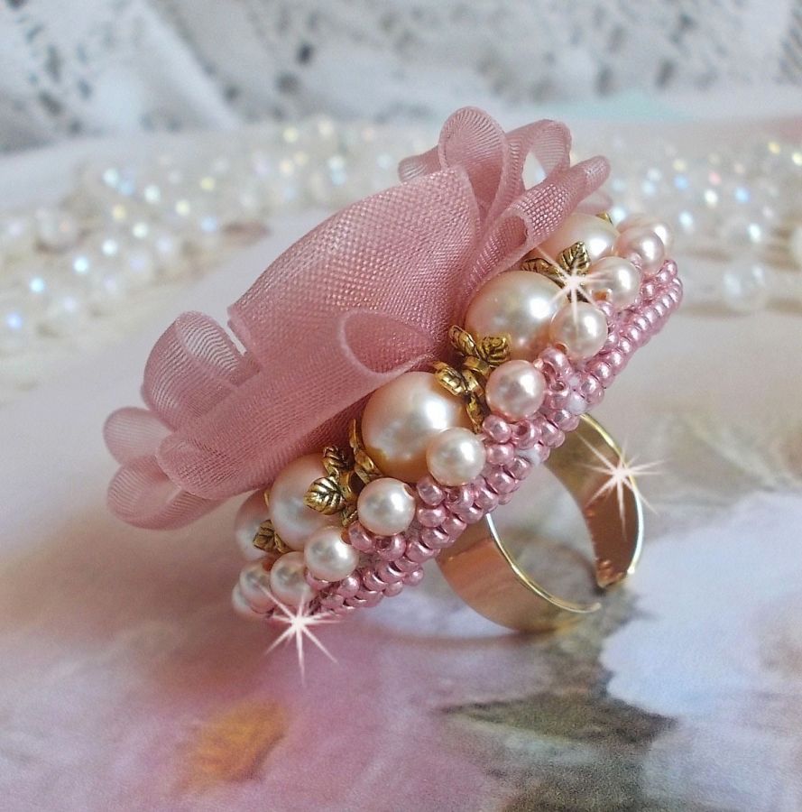 Douceur Poudrée Haute-Couture ring skabt med meget fine blonder, Old Rose Antique Organza bånd, Swarovski krystaller og Miyuki frøperler.