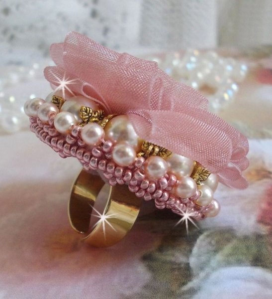 Douceur Poudr&eacute;e Haute-Couture ring skabt med meget fine blonder, Old Rose Antique Organza b&aring;nd, Swarovski krystaller og Miyuki fr&oslash;perler.
