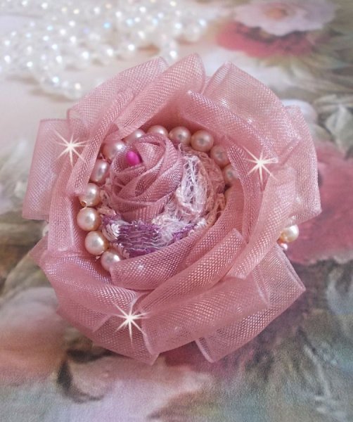 Douceur Poudr&eacute;e Haute-Couture ring skabt med meget fine blonder, Old Rose Antique Organza b&aring;nd, Swarovski krystaller og Miyuki fr&oslash;perler.