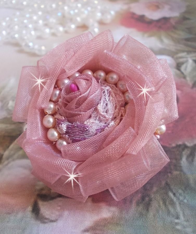 Douceur Poudrée Haute-Couture ring skabt med meget fine blonder, Old Rose Antique Organza bånd, Swarovski krystaller og Miyuki frøperler.