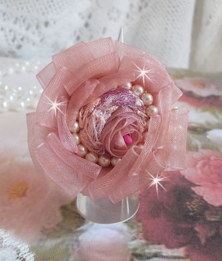 Douceur Poudrée Haute-Couture ring skabt med meget fine blonder, Old Rose Antique Organza bånd, Swarovski krystaller og Miyuki frøperler.