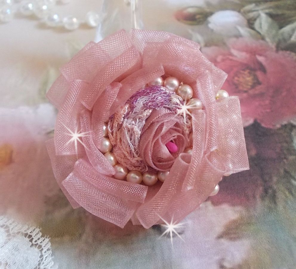 Douceur Poudrée Haute-Couture ring skabt med meget fine blonder, Old Rose Antique Organza bånd, Swarovski krystaller og Miyuki frøperler.