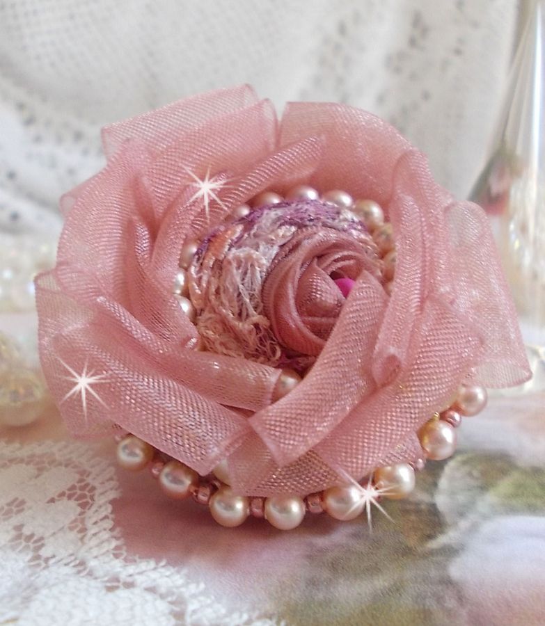 Douceur Poudrée Haute-Couture ring skabt med meget fine blonder, Old Rose Antique Organza bånd, Swarovski krystaller og Miyuki frøperler.