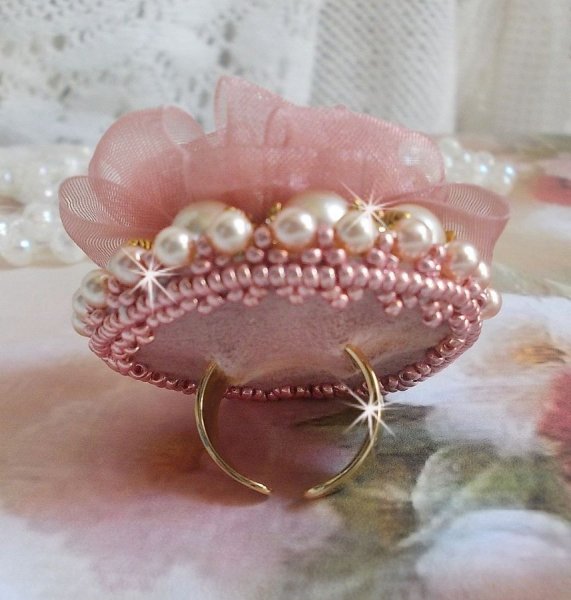 Douceur Poudr&eacute;e Haute-Couture ring skabt med meget fine blonder, Old Rose Antique Organza b&aring;nd, Swarovski krystaller og Miyuki fr&oslash;perler.