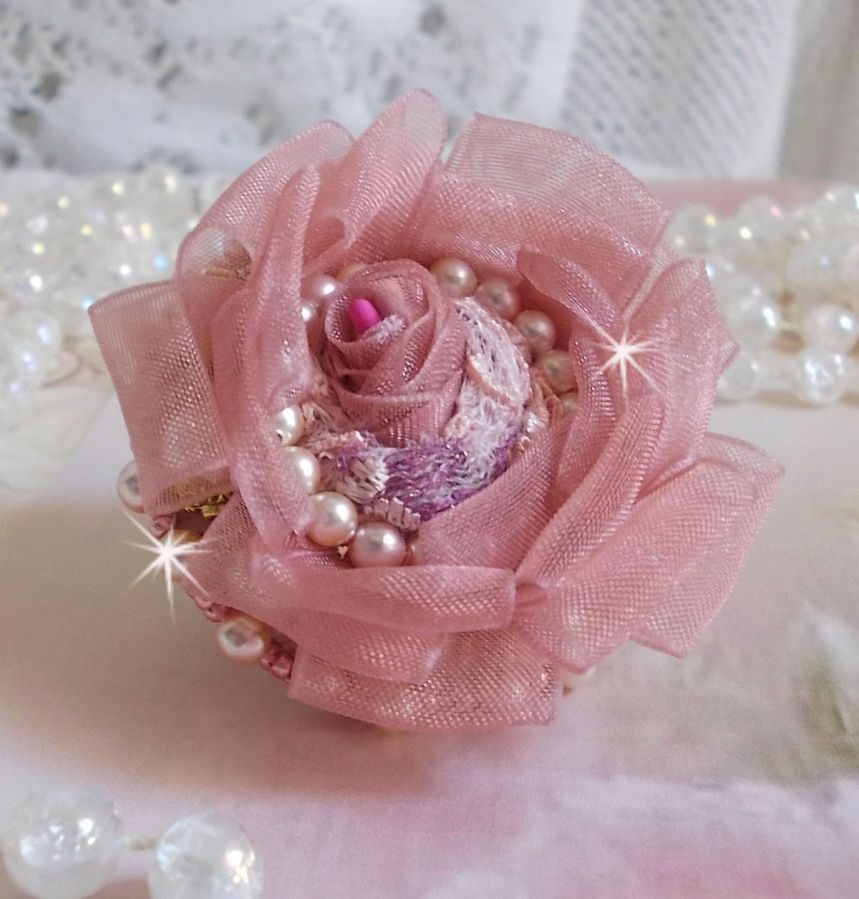 Douceur Poudrée Haute-Couture ring skabt med meget fine blonder, Old Rose Antique Organza bånd, Swarovski krystaller og Miyuki frøperler.