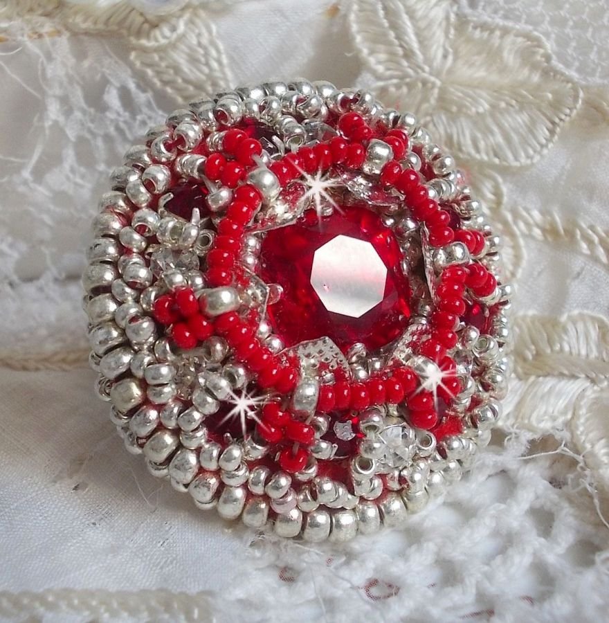 Drigon Red ring broderet med en rød Swarovski krystalcabochon, sølvbeslag og frøperler