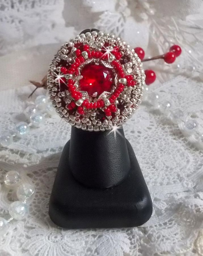 Drigon Red ring broderet med en rød Swarovski krystalcabochon, sølvbeslag og frøperler