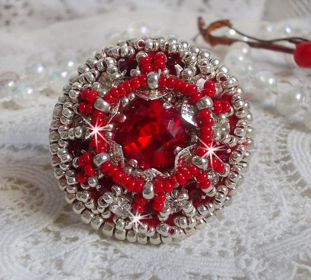 Drigon Red ring broderet med en rød Swarovski krystalcabochon, sølvbeslag og frøperler