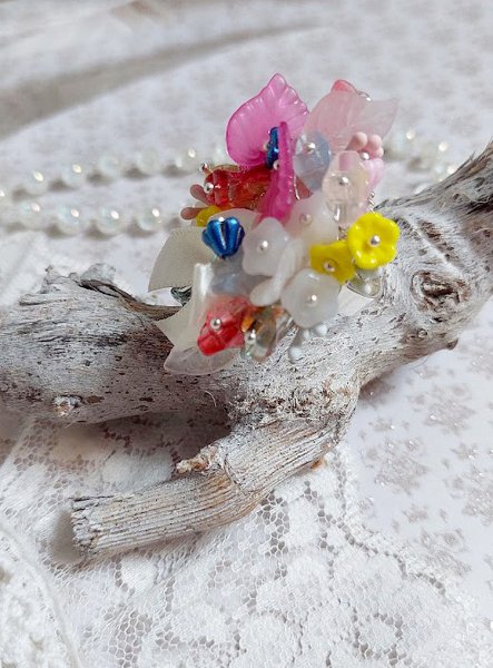 Bague Emeline mont&eacute;e avec fleurs en verre, fleurs et feuilles r&eacute;sine, perles cristal Swarovski et bague filigran&eacute;e