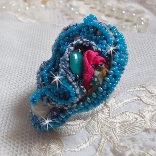 Far West ring i denim broderet med halv&aelig;delperler La Sodalite, Jade og andre perler