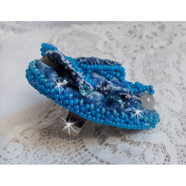 Far West ring i denim broderet med halv&aelig;delperler La Sodalite, Jade og andre perler