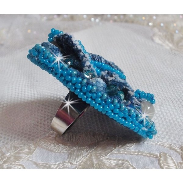 Far West ring i denim broderet med halv&aelig;delperler La Sodalite, Jade og andre perler