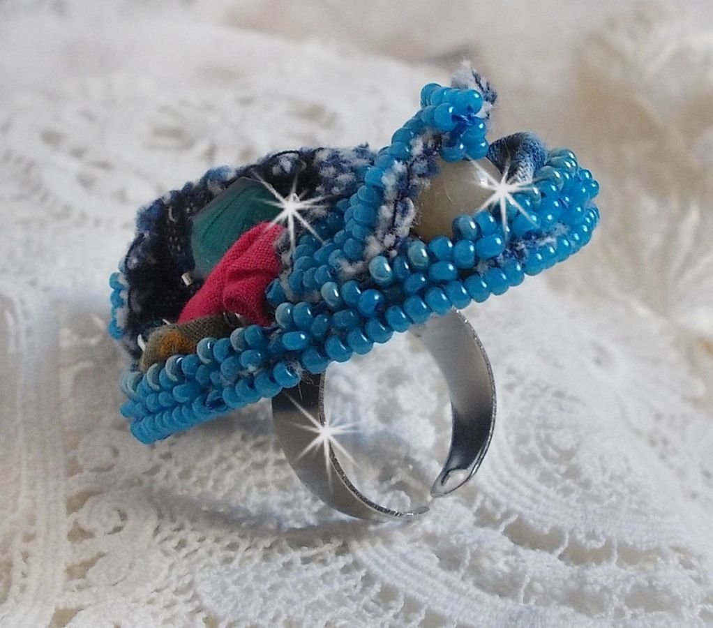 Far West ring i denim broderet med halvædelperler La Sodalite, Jade og andre perler