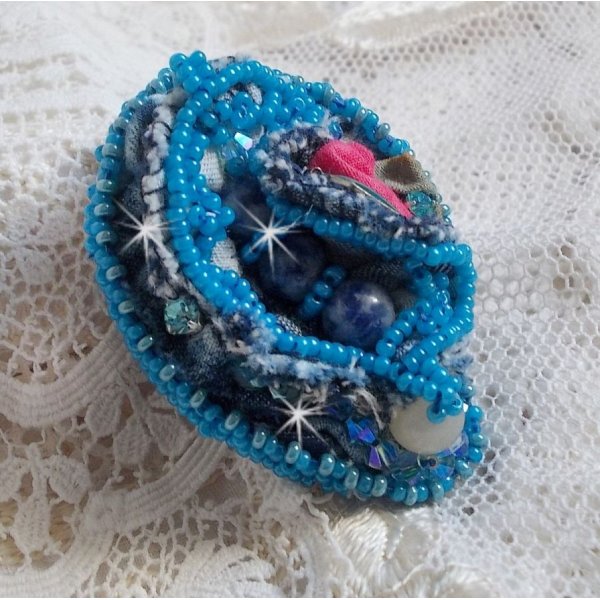 Far West ring i denim broderet med halv&aelig;delperler La Sodalite, Jade og andre perler