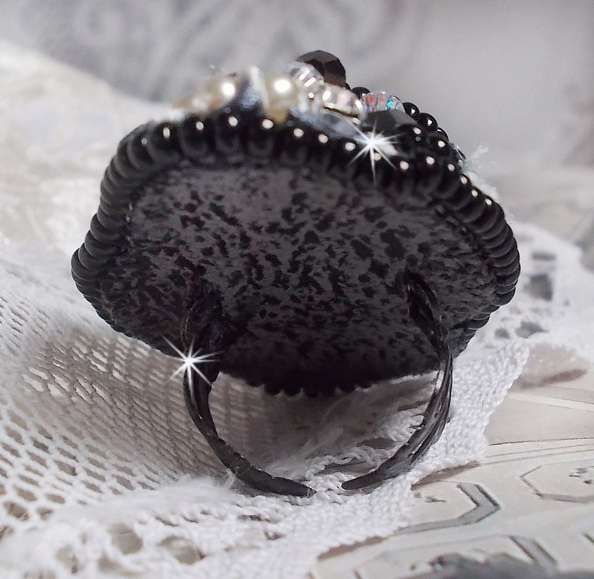 Bague Féerie Black, une très grande bague avec des Cristaux et une très belle soie.