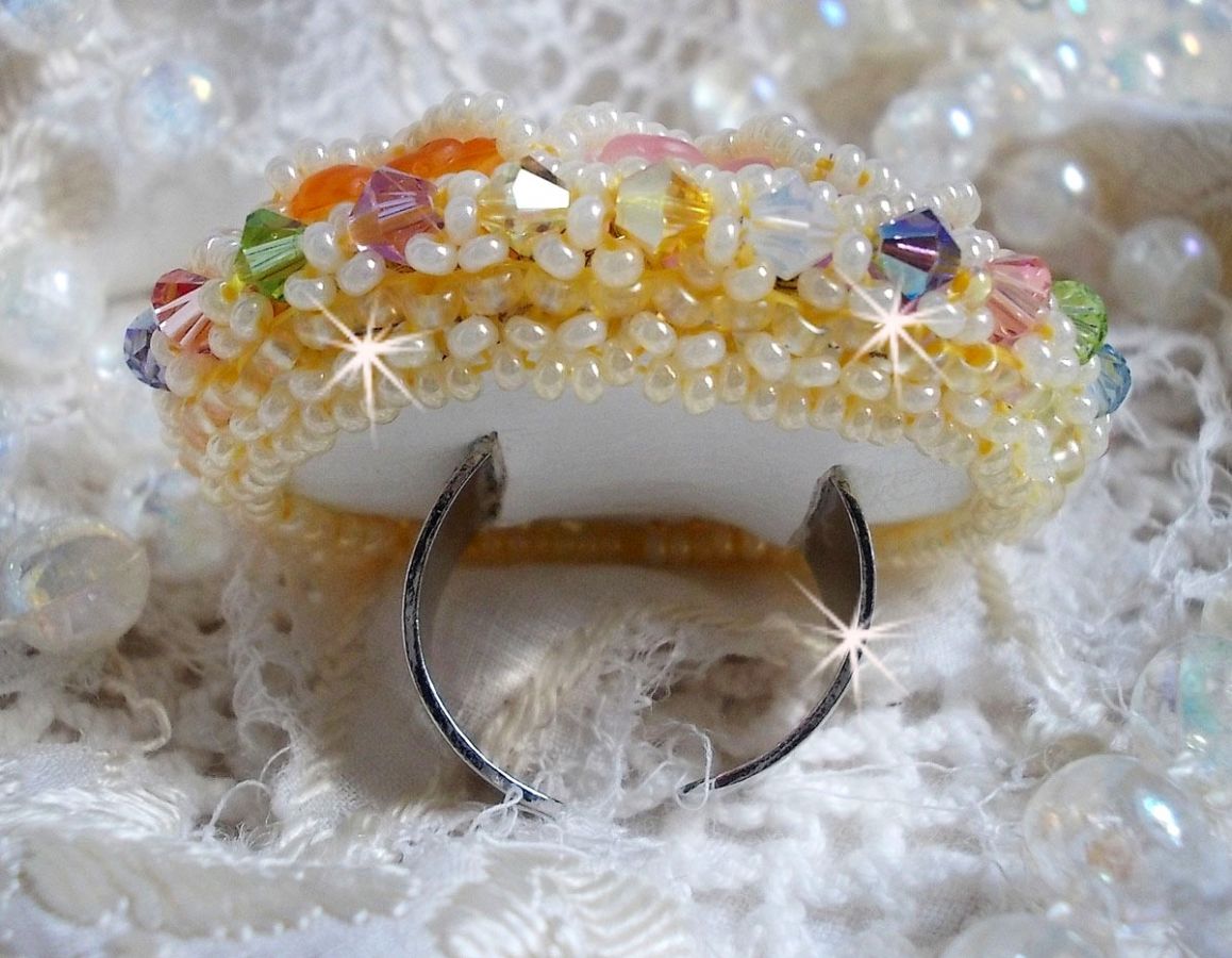 Bague Garden Flowers brodée avec des cristaux de Swarovski, des fleurs Lucite et des rocailles