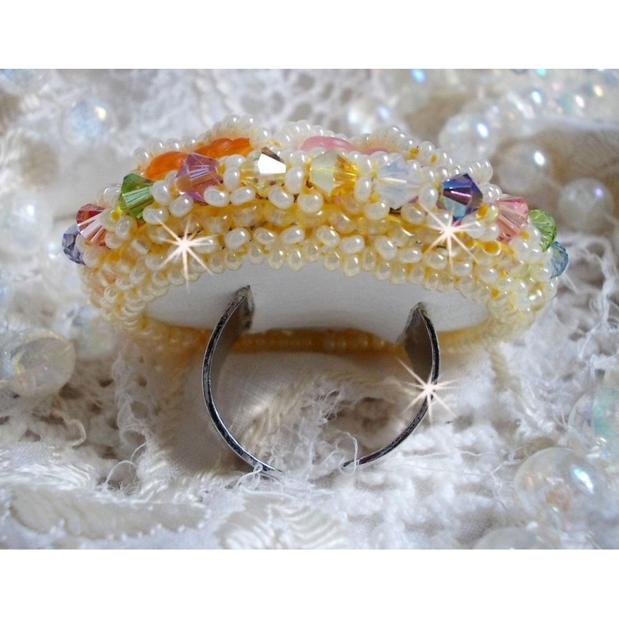 Bague Garden Flowers brodée avec des cristaux de Swarovski, des fleurs Lucite et des rocailles