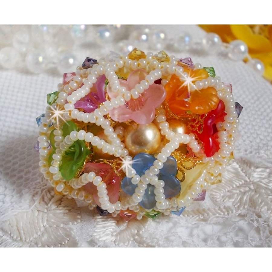 Bague Garden Flowers brodée avec des cristaux de Swarovski, des fleurs Lucite et des rocailles