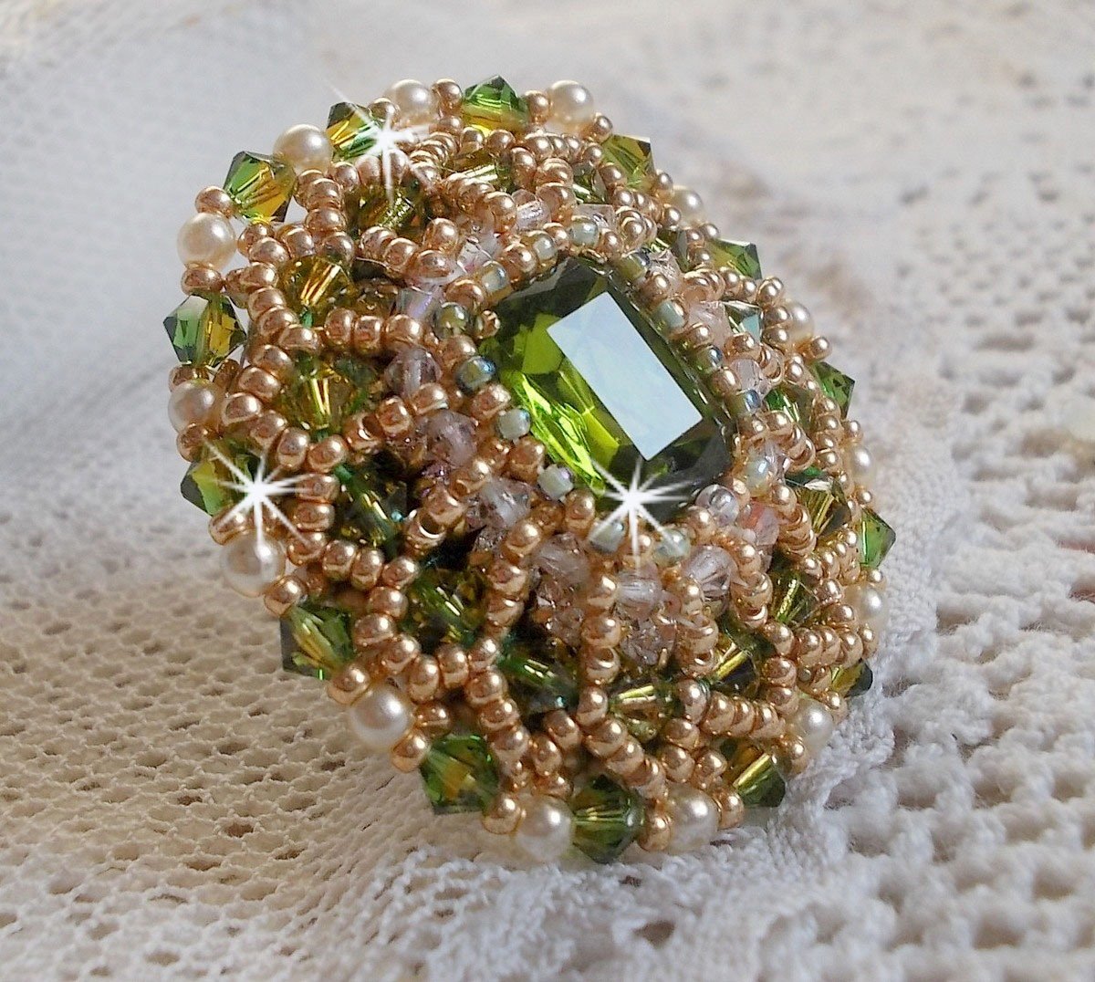 Garden Party ring broderet med en 1960'er boheme krystal cabochon, Swarovski krystaller, perleperler og frøperler 