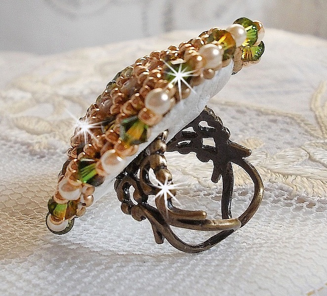 Garden Party ring broderet med en 1960'er boheme krystal cabochon, Swarovski krystaller, perleperler og fr&oslash;perler 