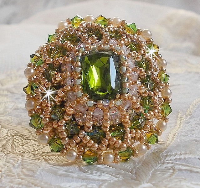 Garden Party ring broderet med en 1960'er boheme krystal cabochon, Swarovski krystaller, perleperler og fr&oslash;perler 