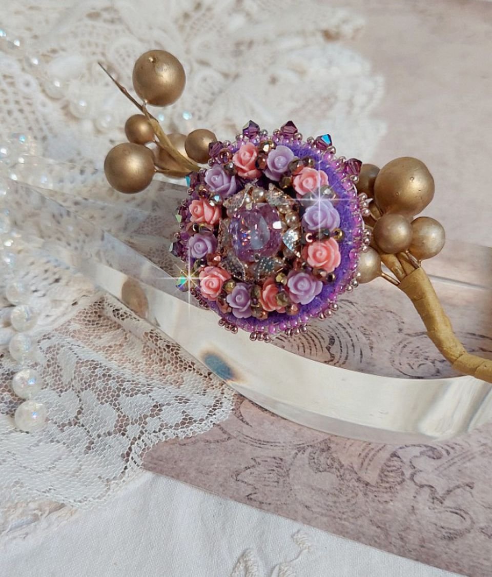 Glace Purple Ring broderet med Swarovski-krystaller og harpiksroser