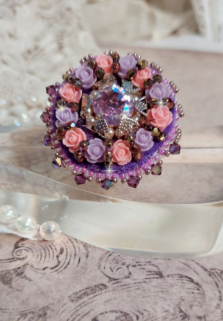 Glace Purple Ring broderet med Swarovski-krystaller og harpiksroser