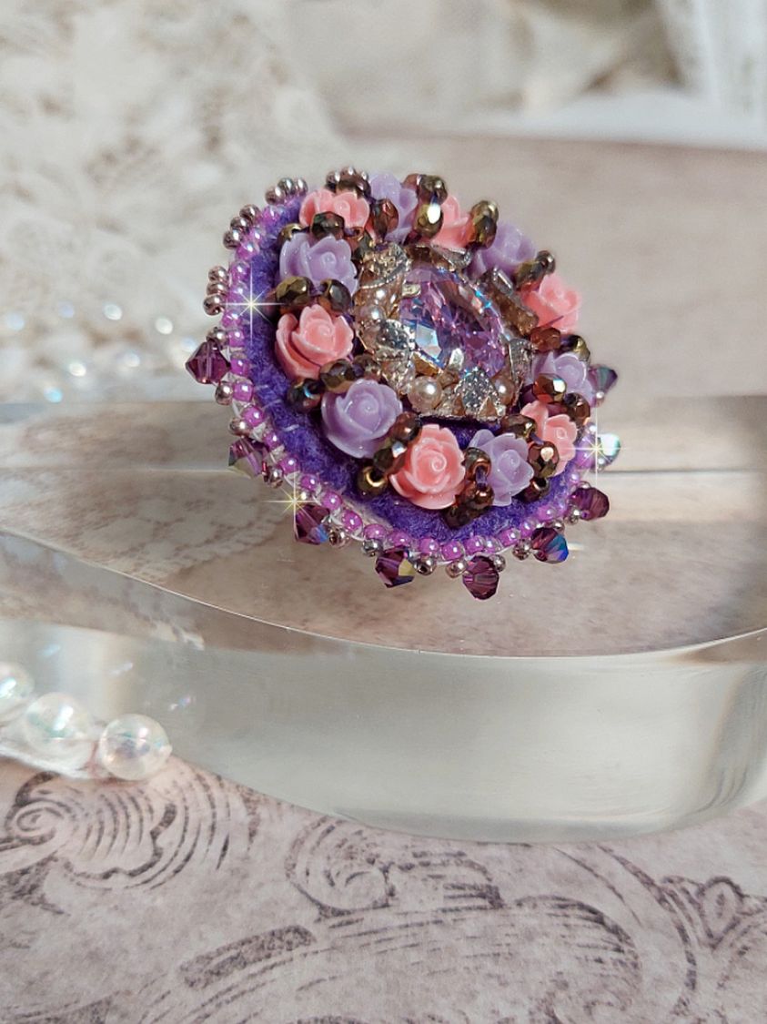 Glace Purple Ring broderet med Swarovski-krystaller og harpiksroser