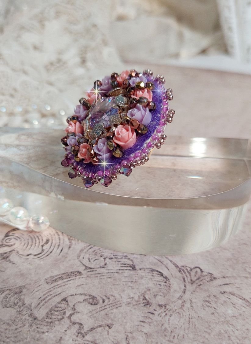 Glace Purple Ring broderet med Swarovski-krystaller og harpiksroser