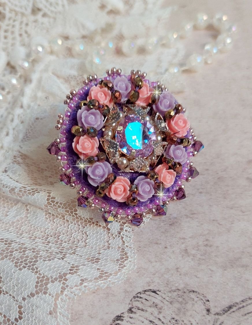 Glace Purple Ring broderet med Swarovski-krystaller og harpiksroser