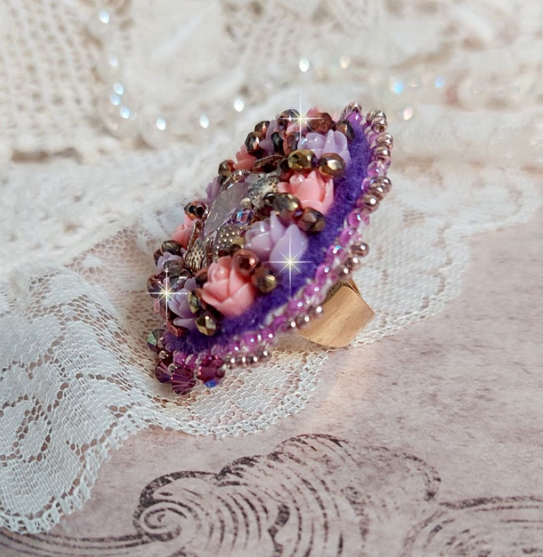 Glace Purple Ring broderet med Swarovski-krystaller og harpiksroser