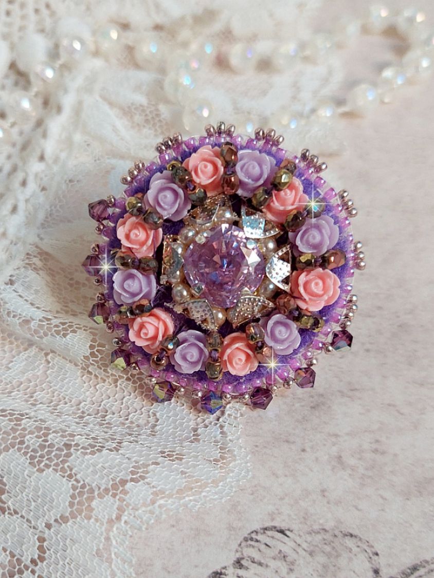 Glace Purple Ring broderet med Swarovski-krystaller og harpiksroser