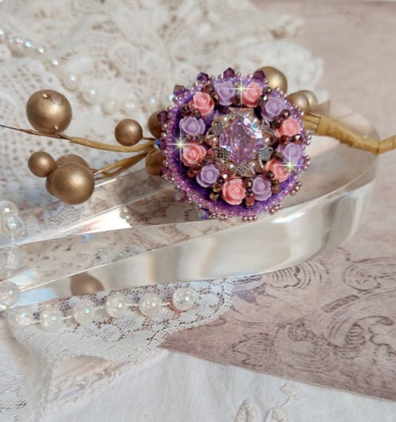 Glace Purple Ring broderet med Swarovski-krystaller og harpiksroser