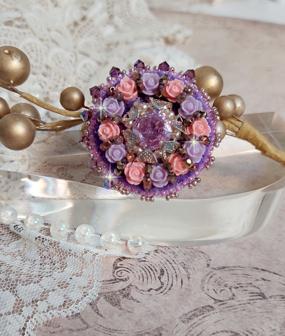 Glace Purple Ring broderet med Swarovski-krystaller og harpiksroser