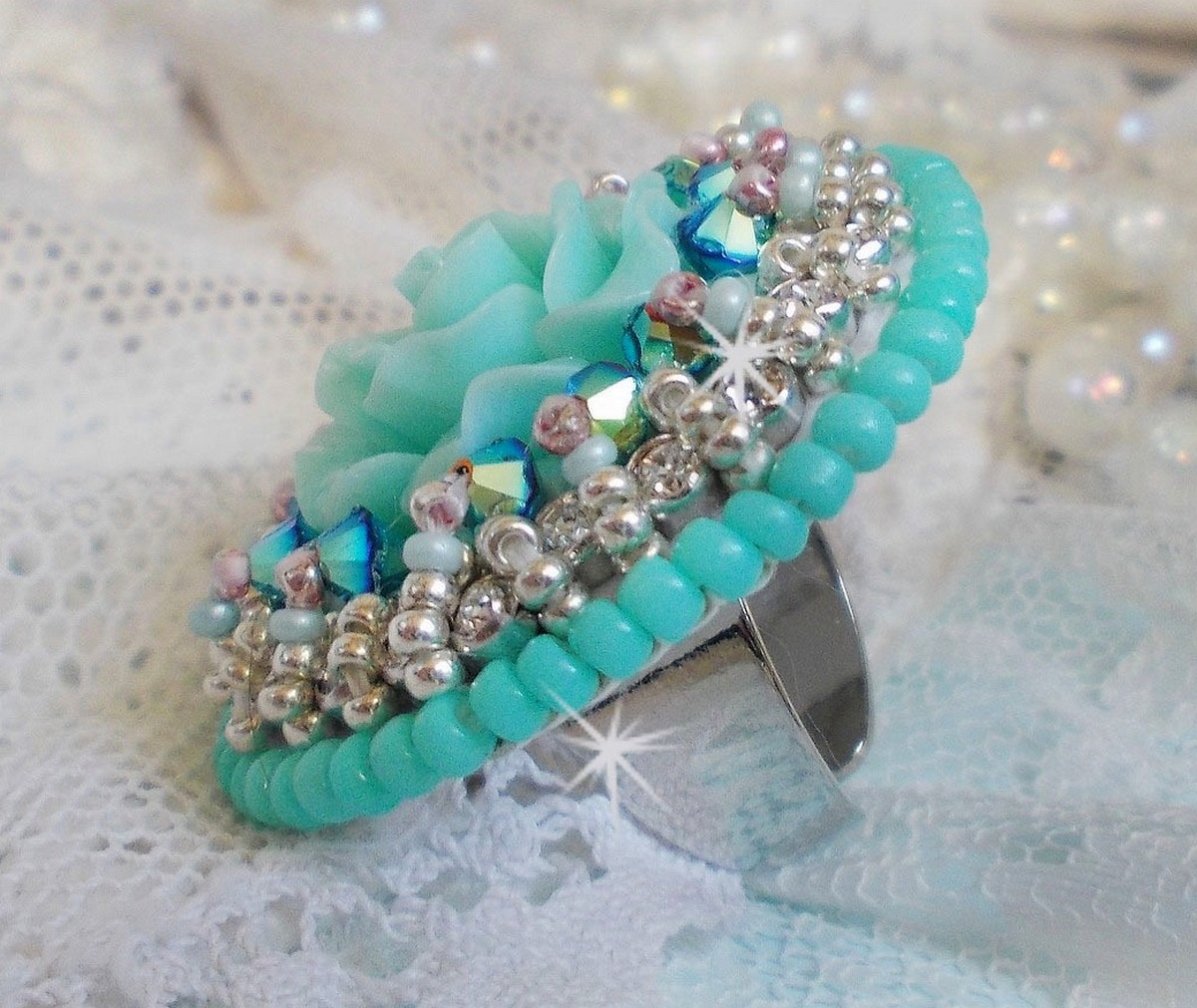 Blue Flowers Haute-Couture ring broderet med en harpiksrose og Swarovski-krystaller 