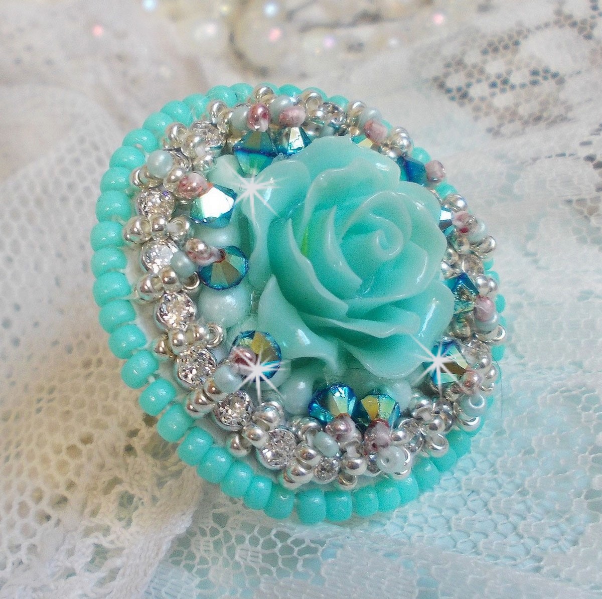 Blue Flowers Haute-Couture ring broderet med en harpiksrose og Swarovski-krystaller 