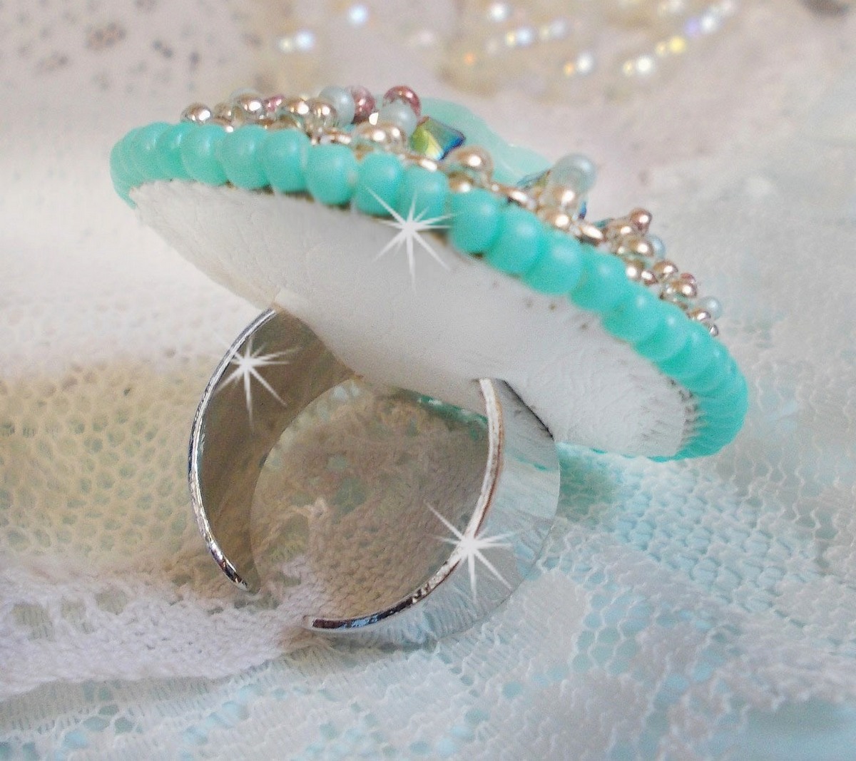 Blue Flowers Haute-Couture ring broderet med en harpiksrose og Swarovski-krystaller 